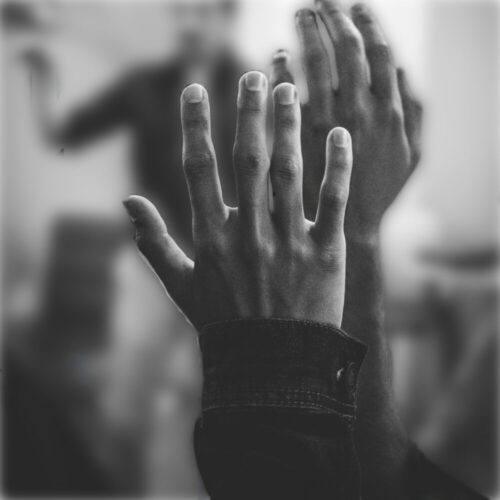 2hands up